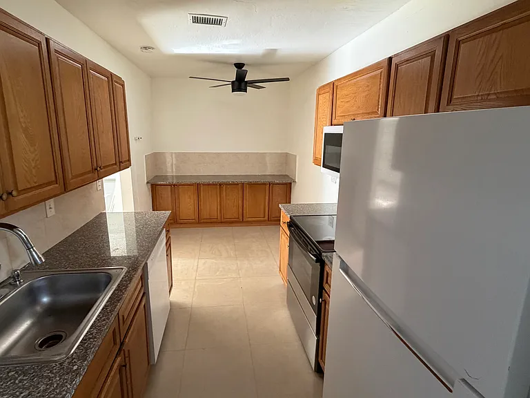 21011 NE 13th Pl — Photo 6