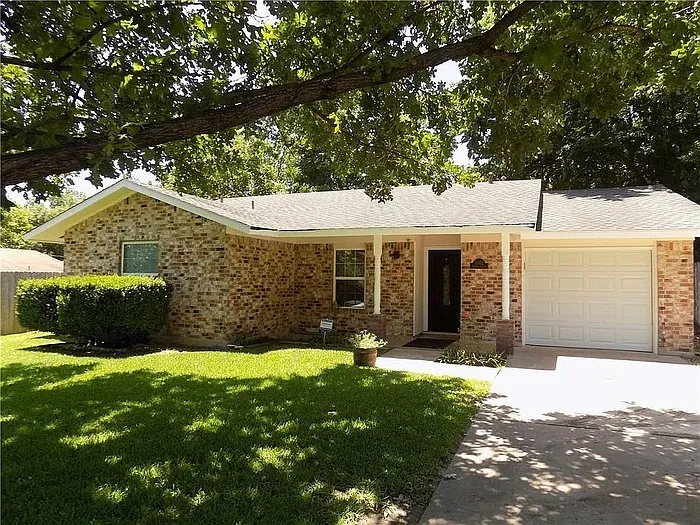 4 bed, 2.0 bath, 1400 sqft, $2,095 — Photo 1