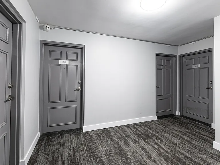 498 Queens Ave — Photo 5