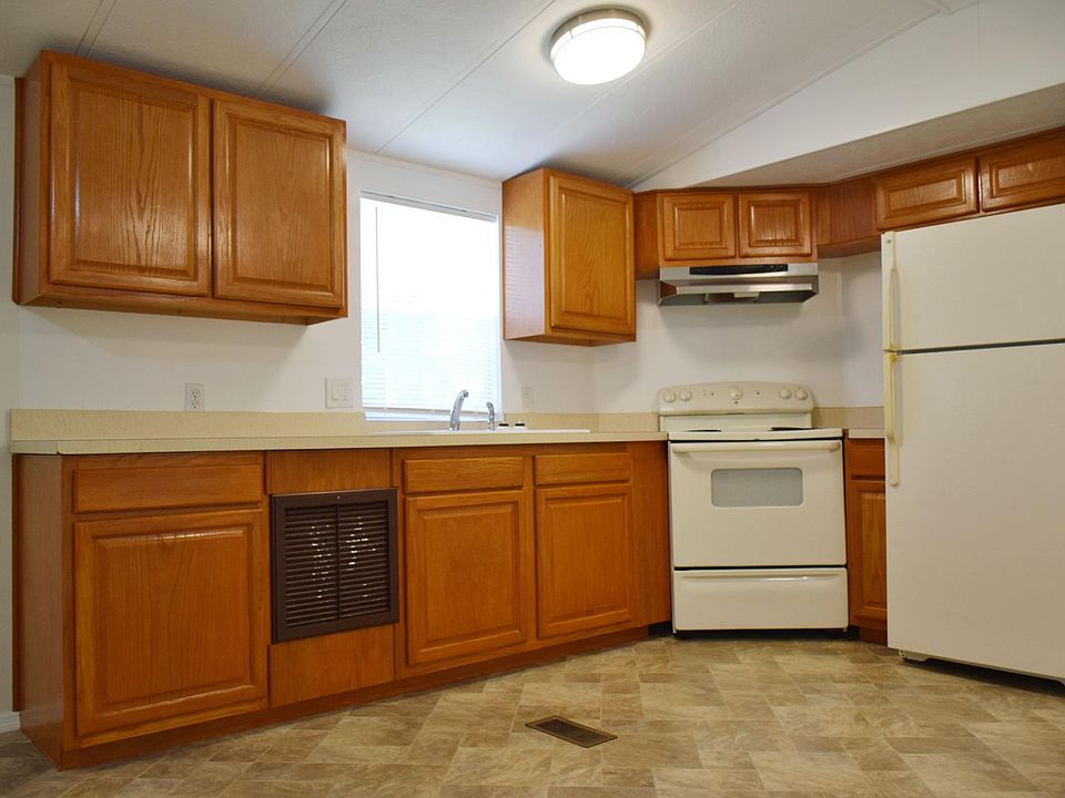 Sunny, spacious kitchen