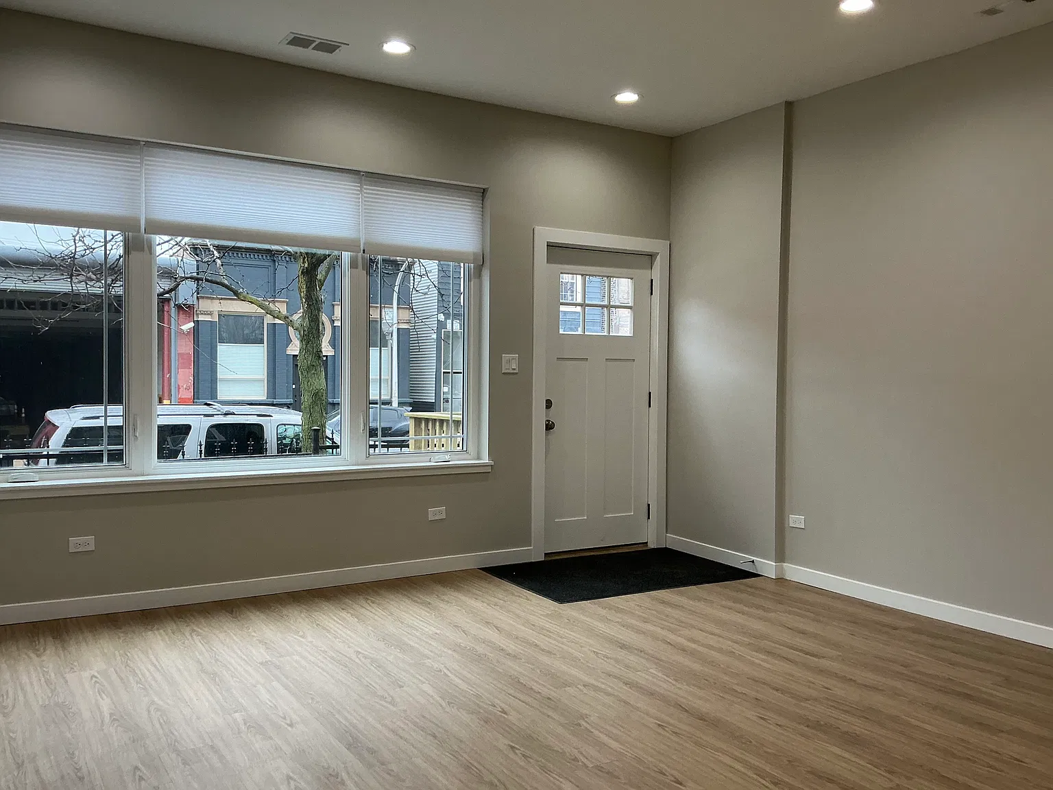 2146 W 21st St — Photo 3