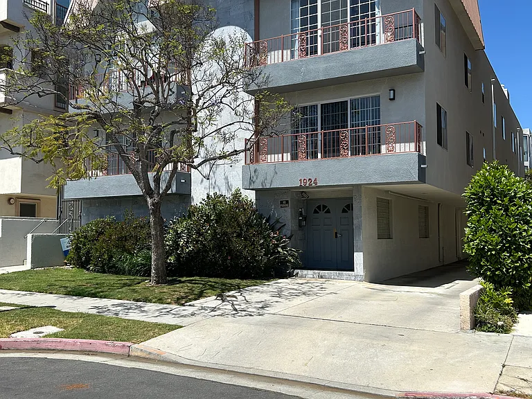 1924 Pelham Ave #202 — Photo 16