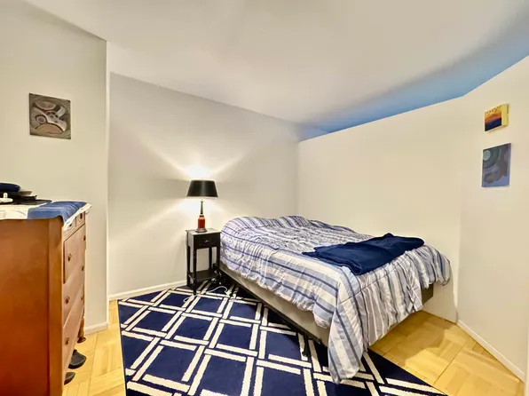 330 East 38th Street 5F image 2 of 11
