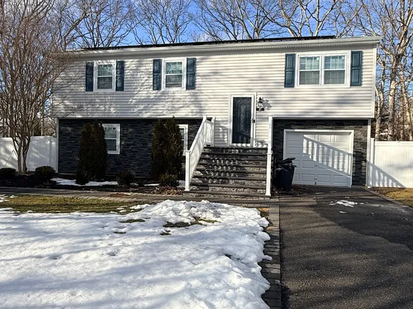 27 Manchester Rd, Huntington, NY 11743