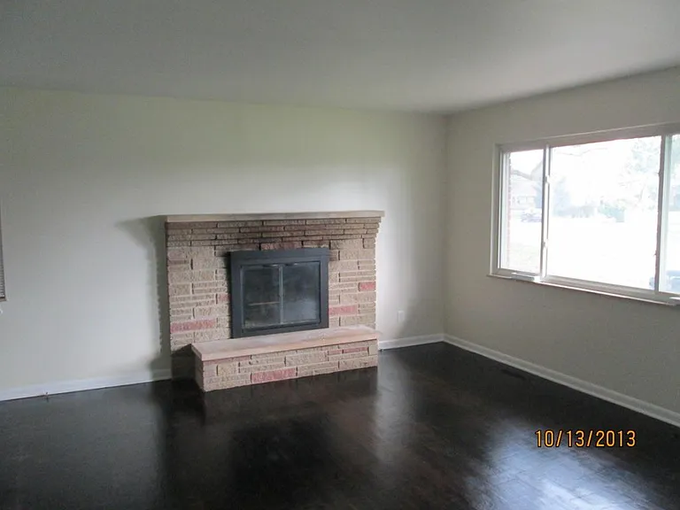 1239 Nocturne Rd E — Photo 2