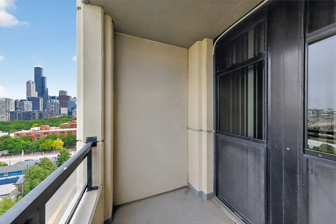 1 bed, 725 sqft, $2,440 — Photo 1