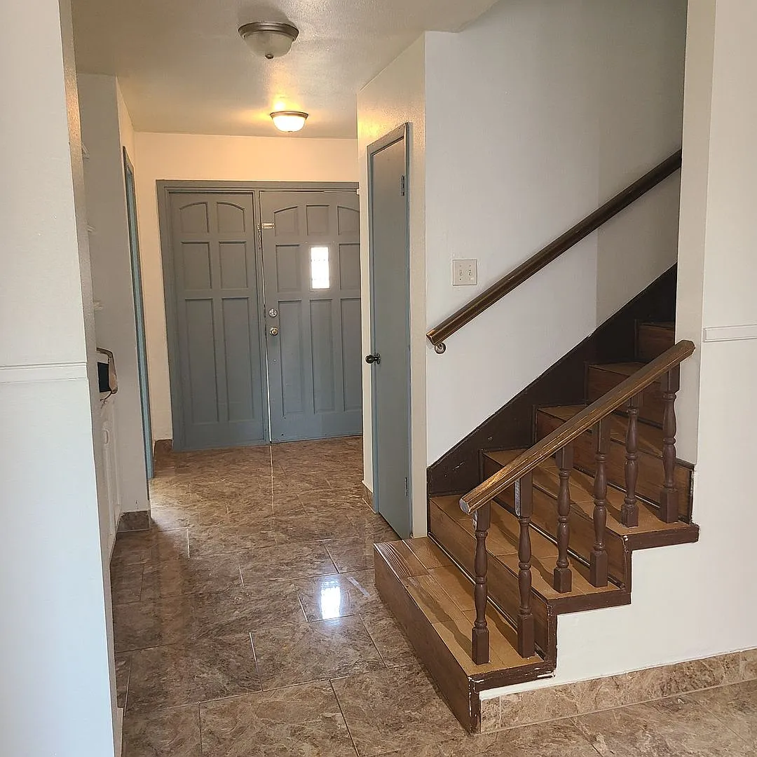 Spacious 3 BR+study/2.5 bath end-unit townhome w/balcony & patio! — Photo 2
