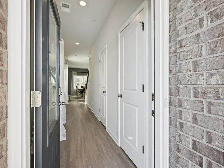 423 Lanier Cir — Photo 3