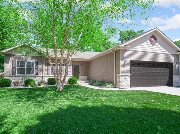 211 Trailcreek Dr, Burns Harbor, IN 46304