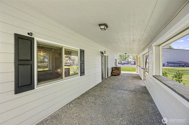 4th image of 17325 NE B.5 Road