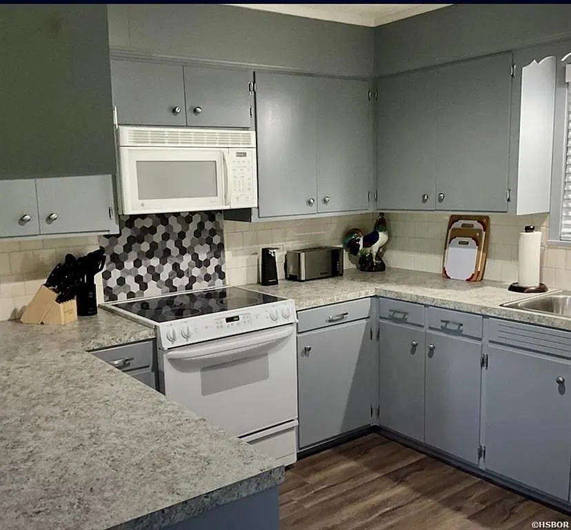 4 bed, 3.0 bath, 2524 sqft, $3,300 — Photo 2