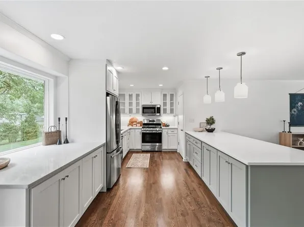 2309 W 104th St, Leawood, KS 66206