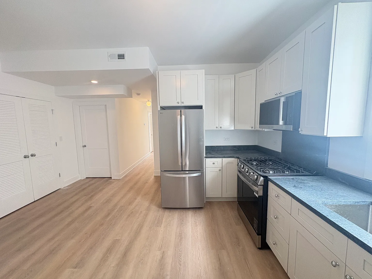 3 bed, 1200 sqft, $3,495 — Photo 2