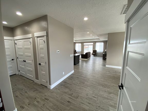 4th image of 652 Spring Creek Pkwy