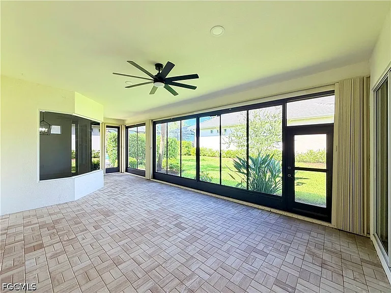 11001 Sea Tropic Ln — Photo 17