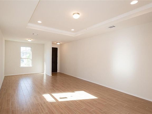 4th image of 508 Saturnia Dr
