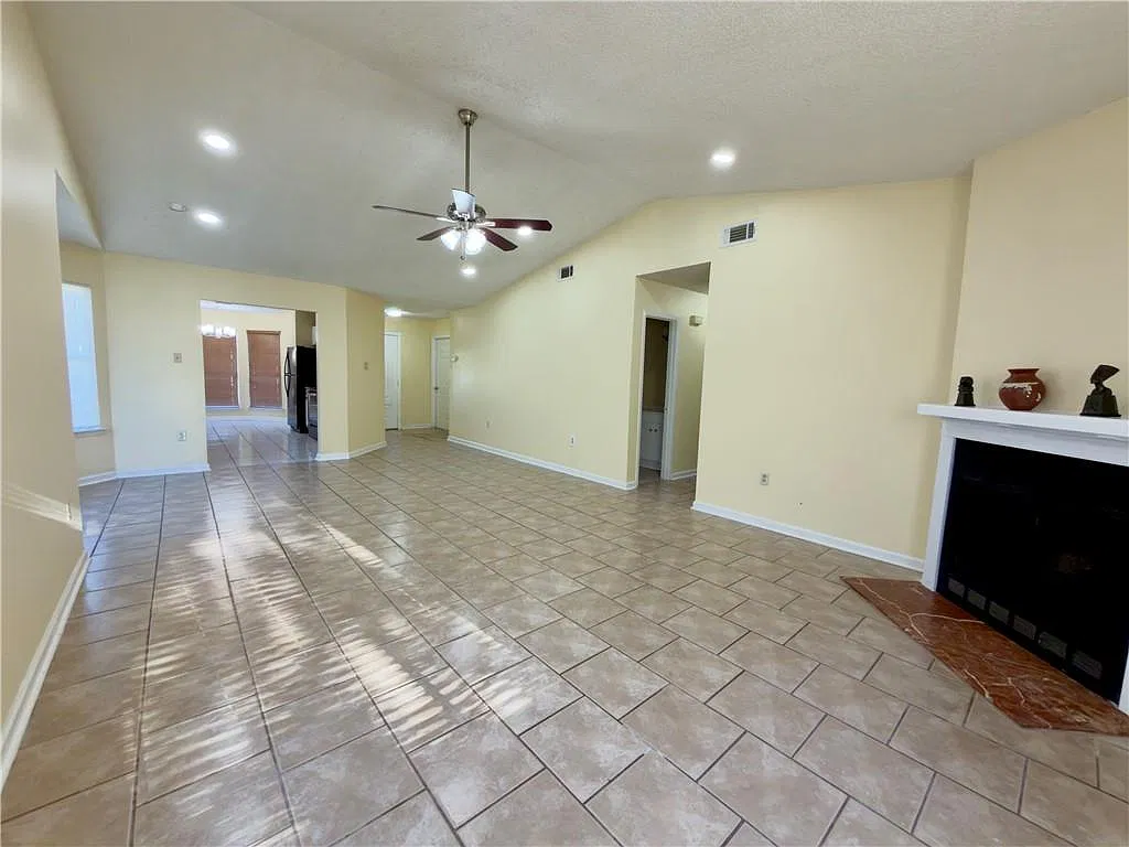 3 bed, 2.0 bath, 1300 sqft, $2,300 — Photo 3