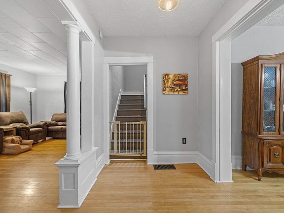 3rd image of 523 2nd St SE