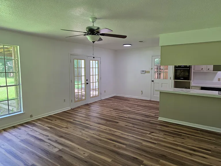 15230 Hamilton St — Photo 3