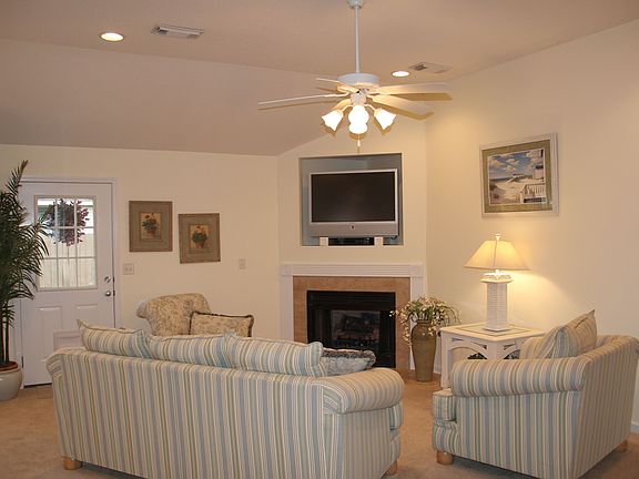 Living Room-vaulted ceiling