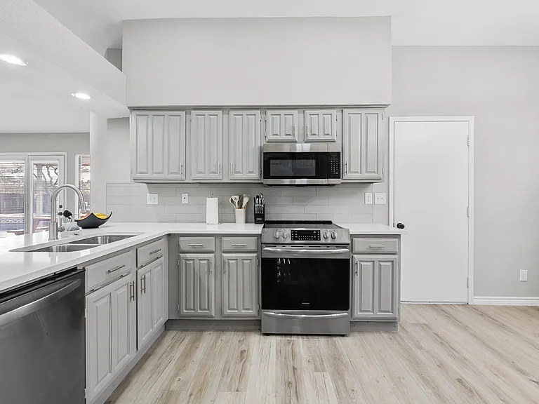 1040 Eagle Dr — Photo 3