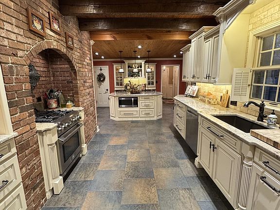 5th image of 1302 High Contente Ct