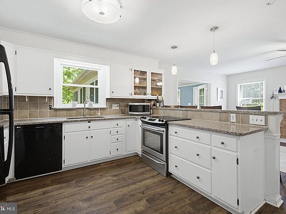 5th image of 35 Pinewood Ave