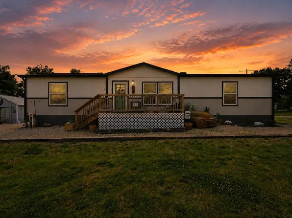 519 E 3rd St, Eureka, KS 67045
