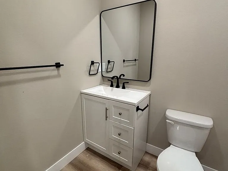 106 E Sycamore St — Photo 32