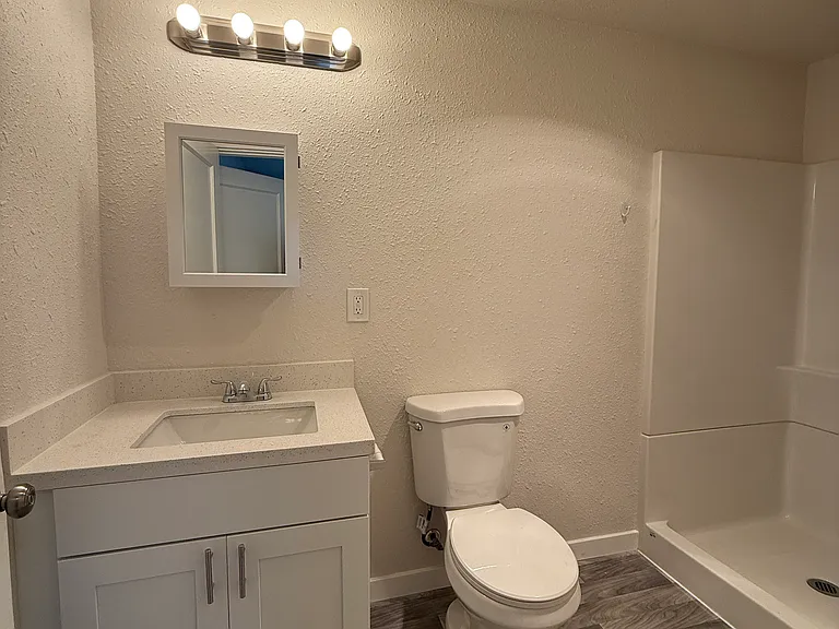 209 1/2 Wishkah St #309 — Photo 9
