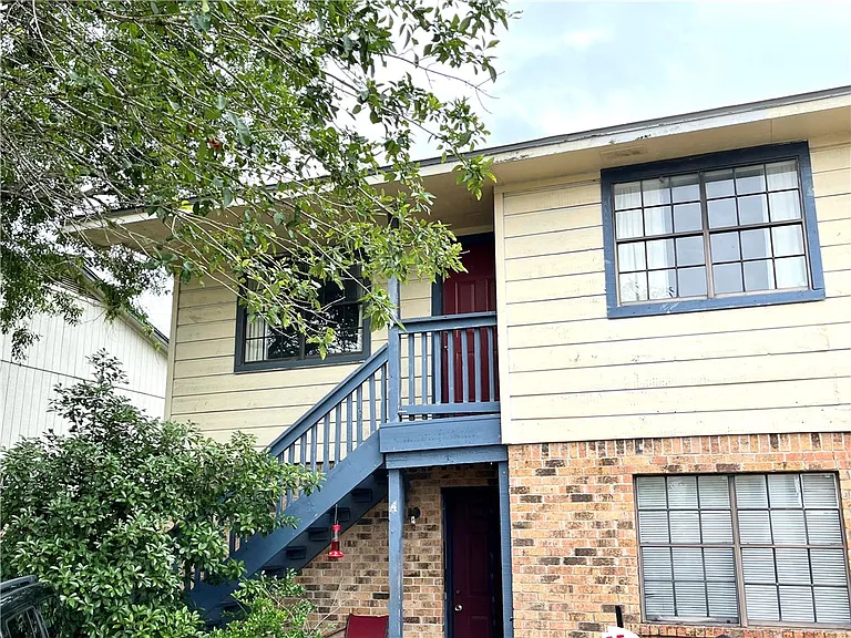 704 Navarro Dr #C — Photo 2