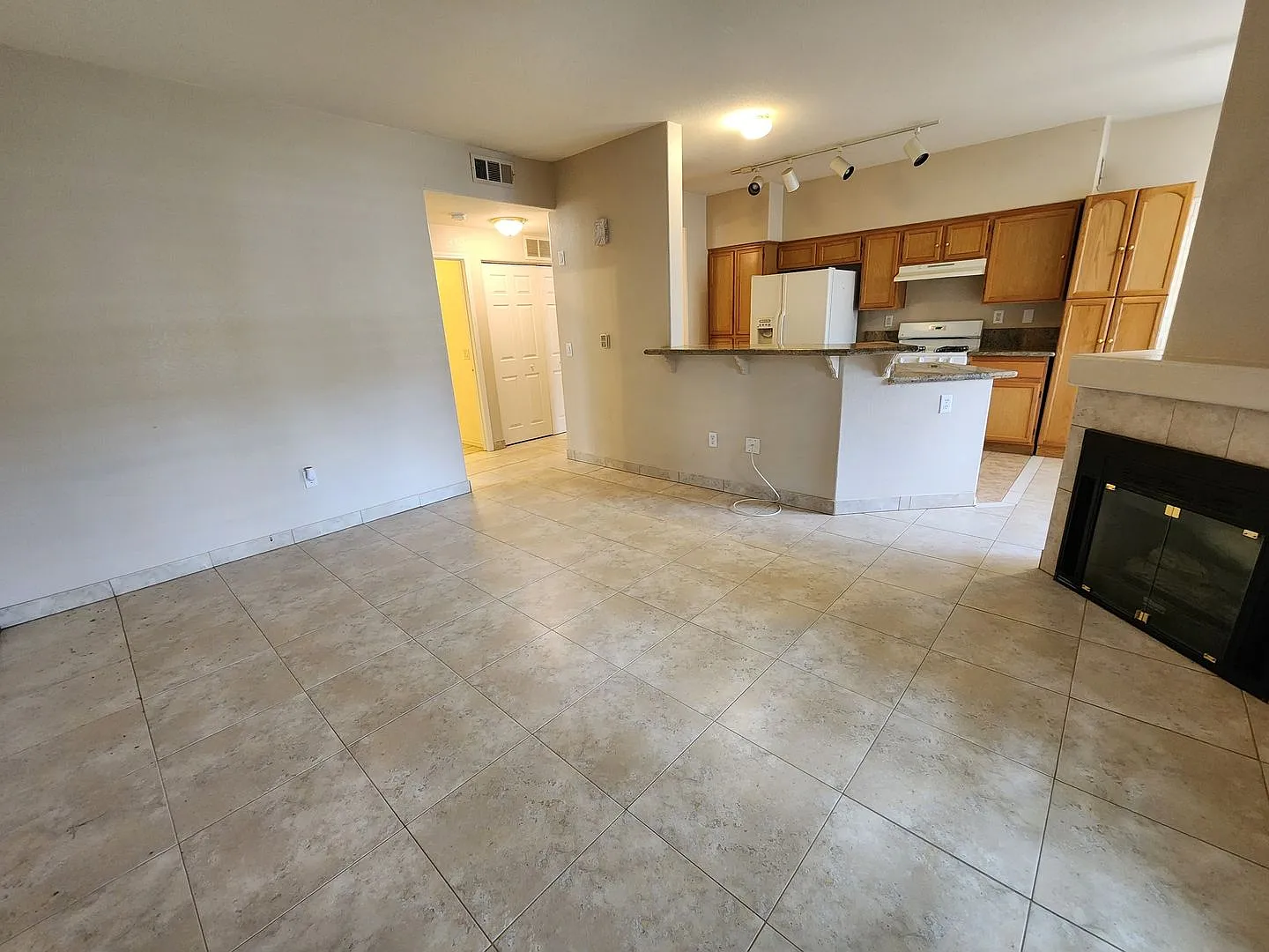 Charming 2 Bed 2 Bath Downstairs Condo In Silverado Ranch! — Photo 4