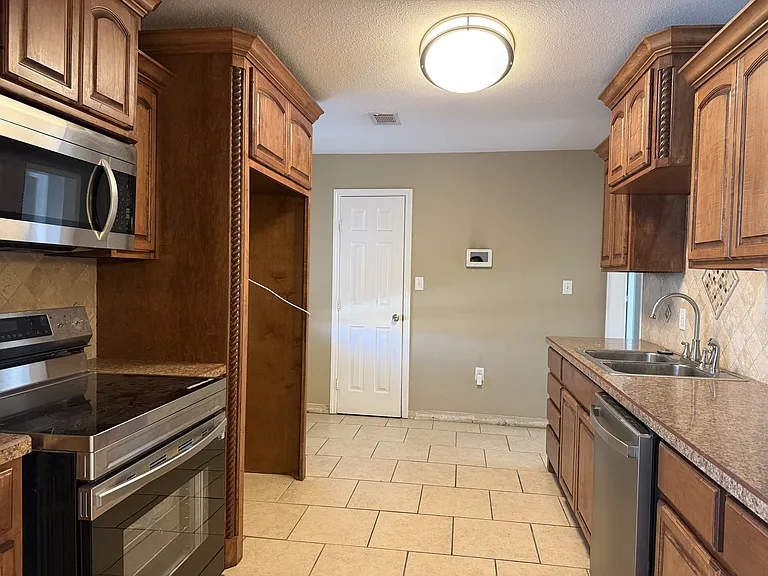 3403 Thomas Ave — Photo 2