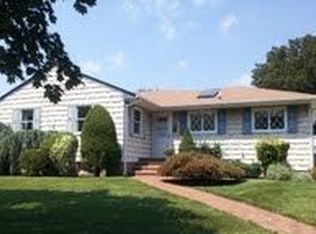 3991 Eve Dr, Seaford, NY 11783
