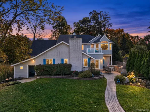 6055 Pinehurst Ct, Clarkston, MI 48346