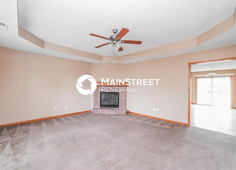715 Country Ln — Photo 5