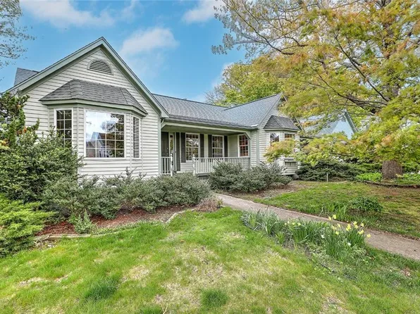 9 Dolly Dr, Bristol, RI 02809