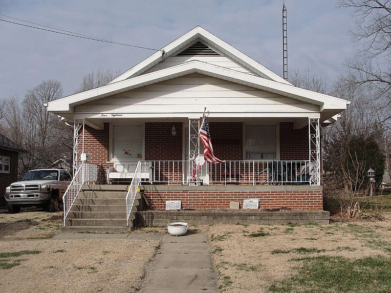 2nd image of 418 W Walnut St