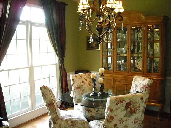 Formal Dining Rm w/cathedral ceiling,hardwood fls