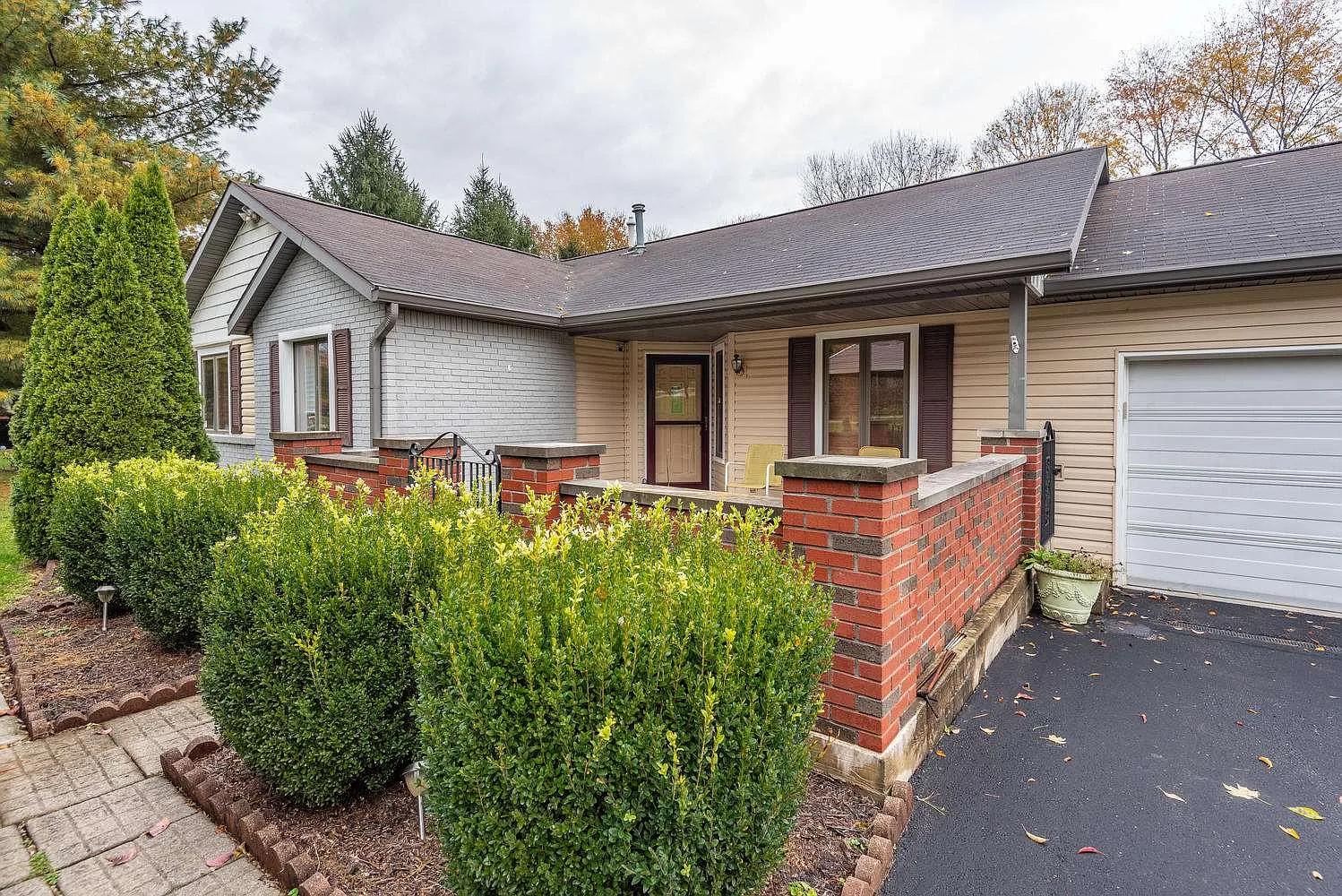 4394 N Ridgeley Dr photo 1