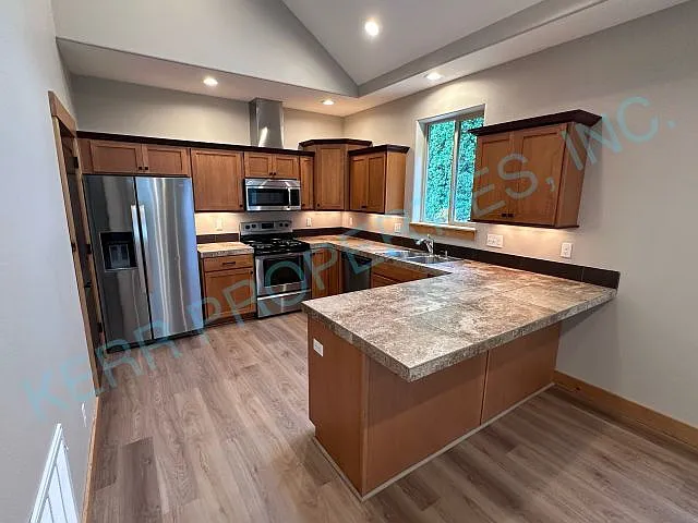 Discover Comfort and Space in A Charming 3-Bed, 2-Bath Retreat in Troutdale! — Photo 4