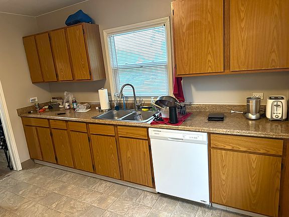Kitchen (New plank flooring to be installed prior to move-in)