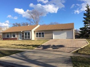 409 Stratford Cir, Streamwood, IL