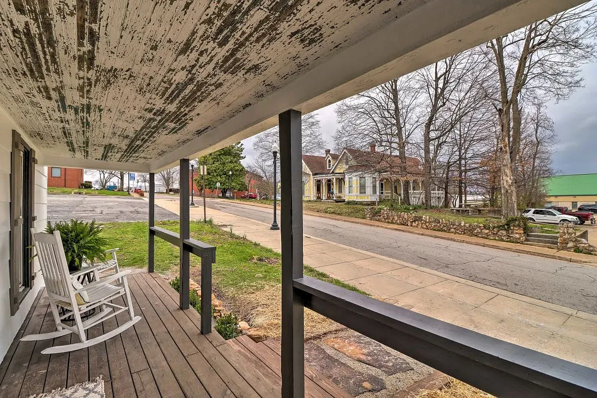 2 bed, 900 sqft, $1,950 — Photo 2