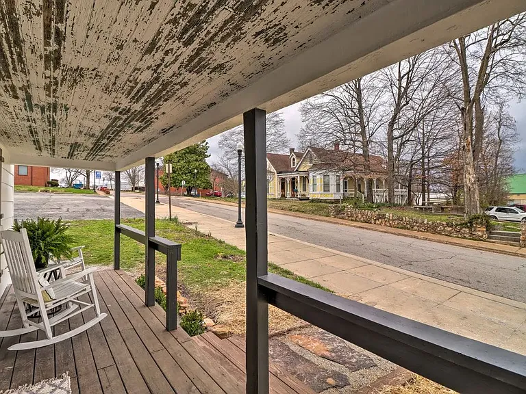 204 W Trish Knight St — Photo 2