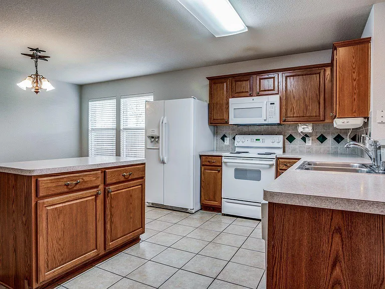 821 Oak Hollow Ln — Photo 3