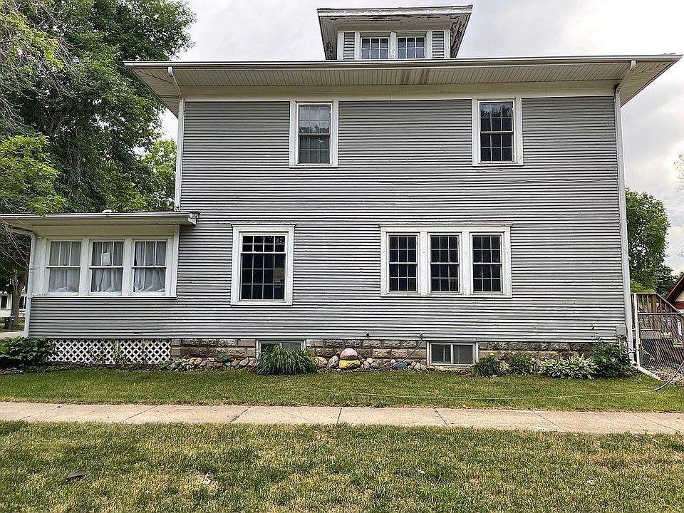 1st image of 121 E 9th St