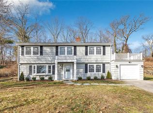 27 Shawnee Rd, Trumbull, CT 06611