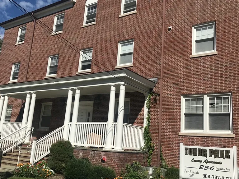 256 Franklin Ave #3C — Photo 1