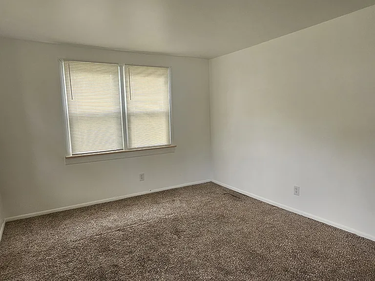 1404 Algona Rd — Photo 2